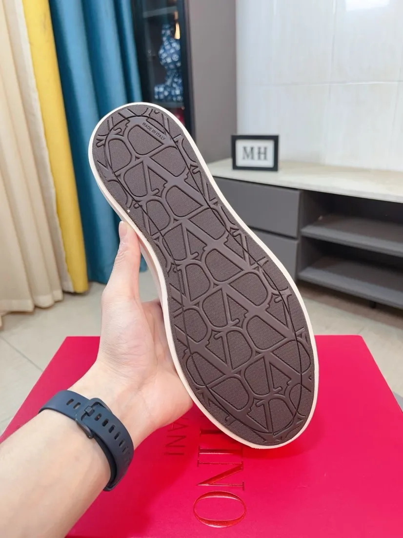 Men's shoes 💰500🌸🌸[Valentino] Couple model, official website 1:1 replica, fashionable casual men's shoes 🔜The upper is made of imported high-quality original special upper sheepskin lining, the upper foot is very stylish, personalized fashionable rubber wear-resistant outsole, size: 35-44 (45 can be customized)